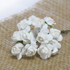 Бели хартиени цветя